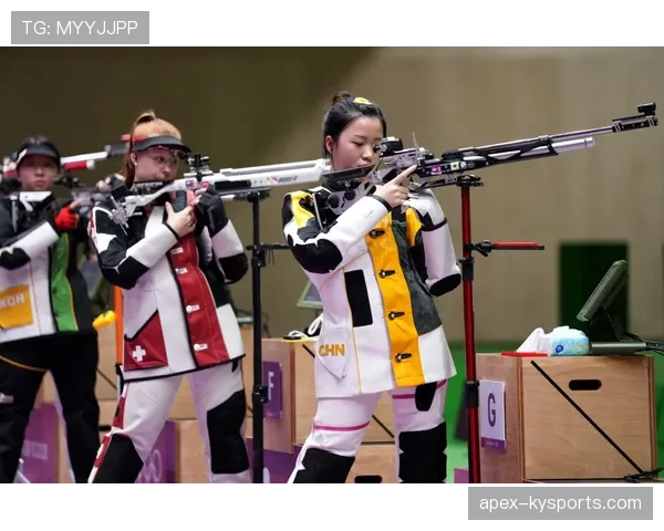 杨倩训练完顺手买了个包，这消费观真不像练射击的